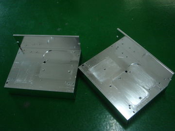 機械で造る L 形 CNC の精密は急速なプロトタイプ アルミ合金脱熱器突き出ました
