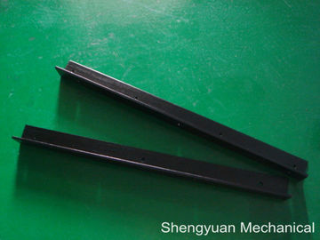 機械で造る磨く CNC の精密は穴があいた黒アルミニウム ストリップを陽極酸化しました
