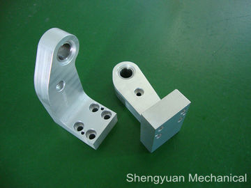 陽極酸化される白の機械で造られた CNC の機械化の部品を製粉する AL7075/AL 6061 の精密
