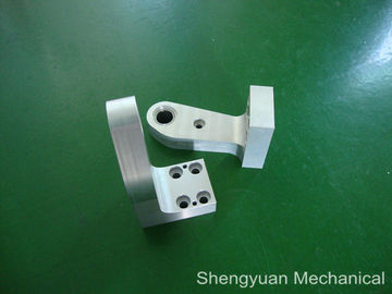 陽極酸化される白の機械で造られた CNC の機械化の部品を製粉する AL7075/AL 6061 の精密
