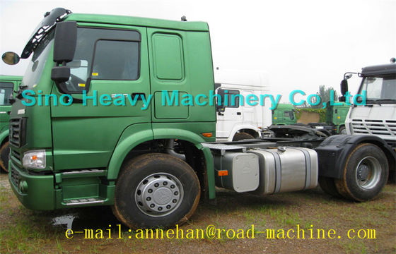 ISO CCC SINOTRUK 4 x 4 すべての WHEEL-DRIVE HOWO のトラクターのトラックの牽引 20-70T EUROII/III LHD か RHD 260-420HP