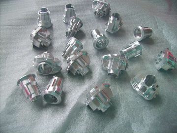 CNC によって機械で造られるプロトタイプ数値制御の工作機械を形成する金属の注入