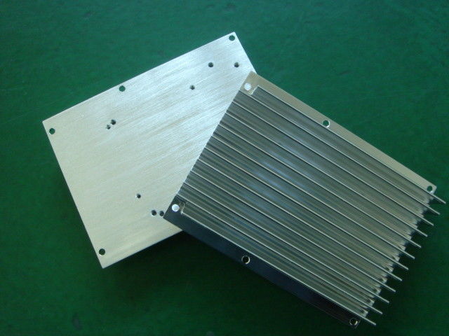 急速なプロトタイプ CNC の精密転換コーティングが付いている機械化アルミニウム放出脱熱器